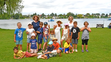 Die 1b der Volksschule Neufeld im Strandbad Neufeld.