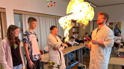 Vortragender Matthias Bergthaler (r.) mit Ann-Katrin Starkmann, Leonard Katona und Luca Flora Ambrus von der 3a-Klasse der Mittelschule Zurndorf (v. l.). 