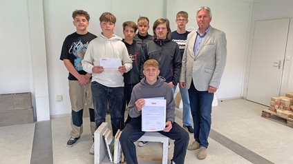 PTS Oberpullendorf: Die Schüler der Baugruppe der PTS Oberpullendorf zeigten ihre Begeisterung über den Sieg bei der 2. Burgenländischen Hochbauchallenge - mit Prof. Markus Heissenberger (stehend 3. v. r.) sowie Landesinnungsmeister KommR Bernhard Breser (r.).