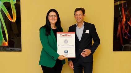Im Bild: Frau Voloder und Herr Losbichler bei der Verleihung des IGC-Gütesiegels mit dem Zertifikat