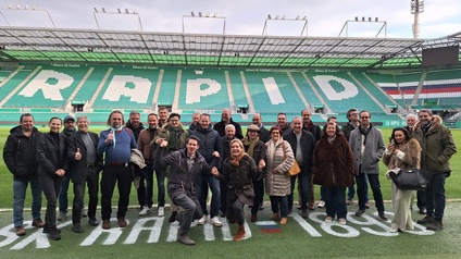 Unternehmer:innen auf dem Spielfeld des Stadions