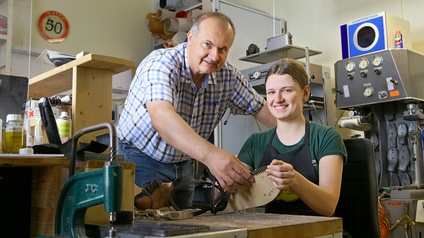 Orthopädieschuhmacher Josef Weninger mit Lehrling Melanie Brandstätter. 