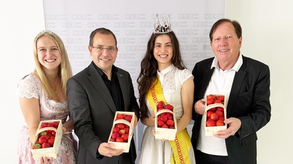 Erdbeerprinzessin Elisa I., Wirtschaftskammerpräsident Andreas Wirth, Erdbeerkönigin Amelie I. und Wiesens Bürgermeister Matthias Weghofer (v. l.). 