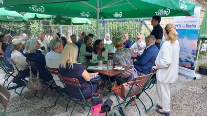 Unternehmer:innen im Gastgarten