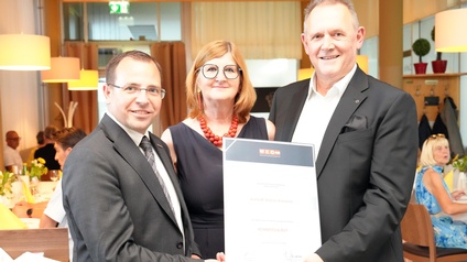 Wirtschaftskammerpräsident Andreas Wirth, die Partnerin des Geehrten, Hedwig Miehl, und KommR Walter Komarek (v. l.). 