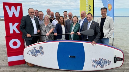 Landeshauptmann Hans Peter Doskozil, WK-Regionalstellenleiter Harald Pokorny, Gastronom Sascha Kummer, Bürgermeisterin Michaela Wohlfart, Gastronom Josef Waba, Podersdorf Tourismus-Geschäftsführer René Lentsch, Unternehmer Stefan Knoll, Stephanie Albaner-Mejia González (Surf- und Segelschule Nordstrand), die Gastronomen Antonio Rosa und Bernhard Kummer, Unternehmerin Katrin Karner, Regionalstellenobmann KommR Robert Frank, Wirtschaftskammerpräsident Andreas Wirth und Burgenland Tourismus-Geschäftsführer Didi Tunkel (v. l.). 