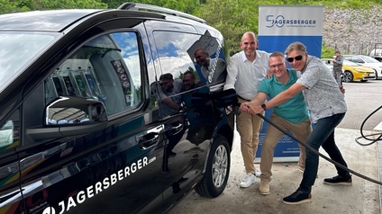 Peter Jagersberger, Michael Muhrer und Gerhard Messner (v.l.) beim Tanken neben einem Auto