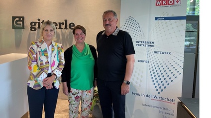 FiW Bezirksvorsitzende Petra Erhart-Ruffer (Mitte) mit Martina und Christoph Gitterle