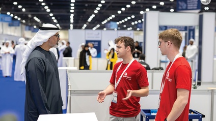 Simon Stoißer und Jan Trummer mit Sheikh Khaled bin Muhammad bin Zayid Al Nahyan