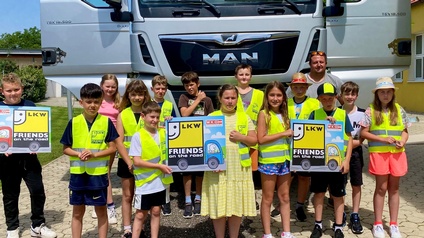 Transportunternehmer Patrick Stinakovits mit den Kindern der  3. und 4. Klasse der Volksschule Unterfrauenhaid. 