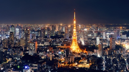 Skyline von Tokyo beleuchtet bei Nacht