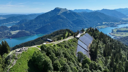 Die Zwölferhorn Seilbahn wird nahezu ausschließlich mit Strom betrieben, den eine große Photovoltaik-Anlage in der Nähe der Bergstation erzeugt. 