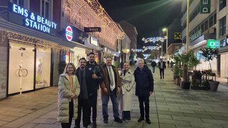 v.l.n.r.: Claudia Eichmair (Einkaufsstraßenvereinsobfrau), Omid Anwari (EMS Station Meidling),  Edris Anwari (Beauty Station Meidling), Alexander Schotten (WK Wien-Bezirksobmann), Alina Klein (Bezirksmanagerin) und Georg Melkus (Kassier des Einkaufstraßenvereins) 