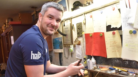 Lorenz Held fertigt in Innsbruck Hüte in Handarbeit. Das Geschäft und die Werkstatt am Franziskanerplatz haben Tradition in der Landeshauptstadt.