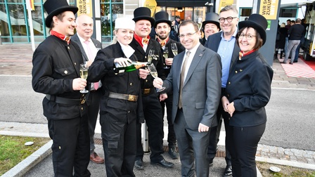 Prosit 2024! Jung-Meister Lukas Leban, Fachgruppengeschäftsführer Karl Tinhof, Gesellin Carmen Szivatz, Landesinnungsmeister Herbert Baumrock, Funktionär Anton Zolles, Wirtschaftskammerpräsident Andreas Wirth, Landesinnungsmeister-Stv. Bernhard Sammer, Wirtschaftskammerdirektor Harald Schermann und Landesinnungsmeister-Stv. Anna Leban (v. l.).