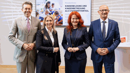 Schulterschluss bei Kinderbildung und Kinderbetreuung (v.l.): Harald Mahrer (Präsident der Wirtschaftskammer Österreich), Martina Entner (Vizepräsidentin der Wirtschaftskammer Tirol), Cornelia Hagele (Landesrätin für Bildung), Anton Mattle (Landeshauptmann von Tirol). 