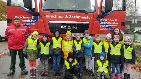 Schulassistentin Judith Stadler und Lkw-Fahrer Peter Pollreis mit den Kindern der 3. Klasse der Volksschule Mönchhof.