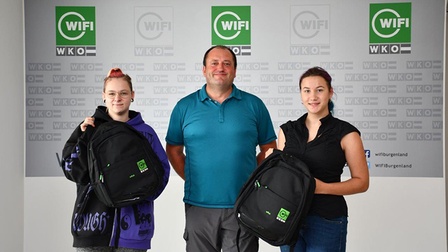 Die zwei neuen Mechatronikerinnen: Melina Huber aus Gols (l.) und Sarolta Weisz aus Andau (r.) mit WIFI-Trainer Gerhard Graf.