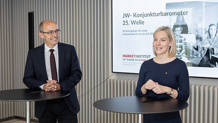 David Pfarrhofer (market-Institut) und Bettina Pauschenwein (JW-Bundesvorsitzende) präsentieren die Konjunktur-Ergebnisse