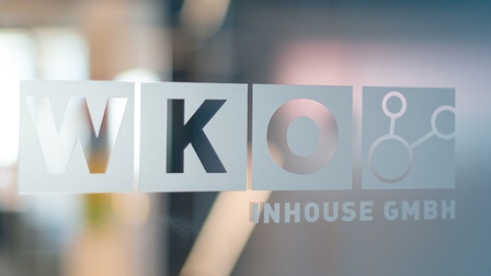 Logo der Inhouse auf einer Glasscheibe