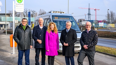 V. l.: Erich Frommwald, Klaus Schobesberger, Jutta Rinner (Linz-AG-Vorstandsdirektorin), Bürgermeister Klaus Luger und Gerhard Jungwirth (Geschäftsführer Linz AG Linien GmbH) bei der Inbetriebnahme der neuen Linie 108.