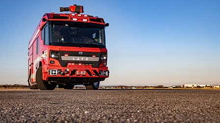 Hier sieht man ein Feuerwehrauto von Rosenbauer.