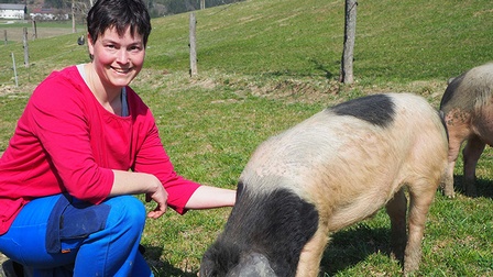 Hier sieht man Jeanette Mayrhofer mit einem Schwein.