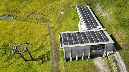 Hier sieht man eine PV-Anlage auf einem Dach.