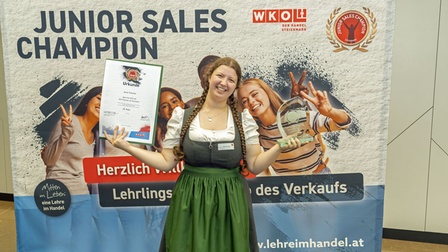 Siegerin Junior Sales Champion 2024 hält Urkunde und Trophäe in den Händen
