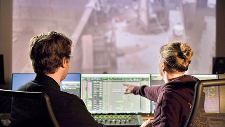 Horst Schnattler und Eli Frauscher im Klangkulisse-Studio vor einem Bildschirm mit Tontechnik-Programm