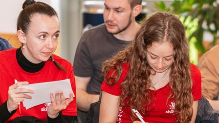 Hochkonzentriert ging die Grazerin Anna Maria Theurl (l.) beim Workshop des EM-Teams in Linz ans Werk. Hier sitzt sie (links) neben einer anderen Teilnehmerin, beide tragen ein rotes Shirt.