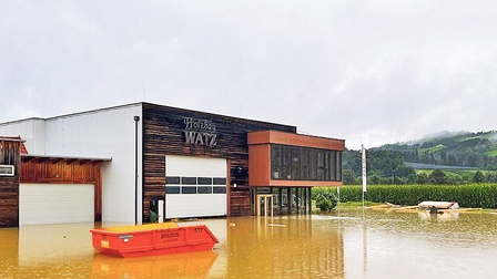 Holzbau Watz - das Gebäude steht quasi unter Wasser