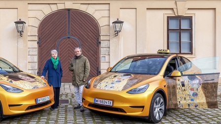 Generaldirektorin Stella Rollig mit Nikolaus Norman, Inhaber von Taxi 31300 