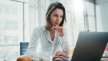 Frau arbeitet am Laptop