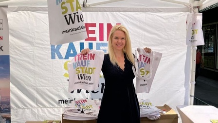 Marie-Louise Prinz mit meinKaufStadtWien Taschen in der Hand