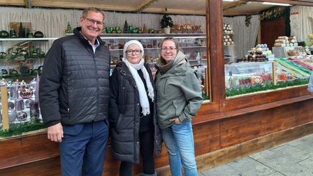 Foto vl.n.r.: Georg Papai (SPÖ Bezirksvorsteher Floridsdorf), Christa Ornest (Obfrau des Einkaufsstraßenvereins Wirtschaft 21) und Katharina Graber (WK Wien Bezirksobfrau Floridsdorf)