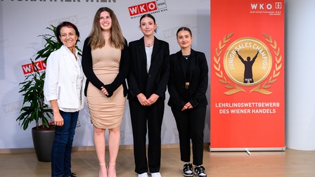 Handelsobfrau Margarete Gumprecht, Lea Pamperl, Sarah Wastl und Kristina Golubovic (v.l.) 