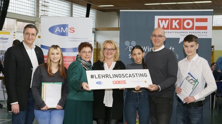 Regionalstellenleiter Thomas Novoszel, Schülerin Janina Preiszler, KommR Herta Walits-Guttmann, Sonja Marth (AMS-Geschäftsstellenleiterin Stegersbach/Jennersdorf), Schülerin Adriana Jarni, Hannes Decker (Direktor Polytechnische Schule Stegersbach) und Schüler Felix Lagler (v. l.). 