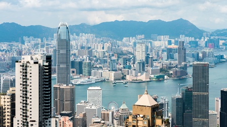 Blick auf die Stadt Honkong mit Hochhäusern und dem Shing-Mun-Fluss