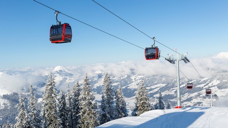 Seilbahngondeln in winterlicher Landschaft