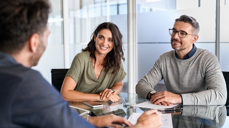 Eine Frau und ein Mann in einem Beratungsgespräch mit einem Vermögensberater