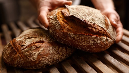 Zwei Laib Brot auf einem Lattenrost