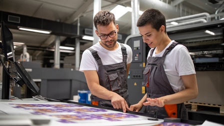 Zwei Drucker kontrollieren die Druckqualität eines Mehrfarbendrucks