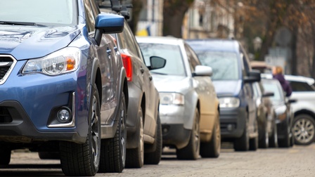 Hintereinander parkende Autos in Stadtgebiet