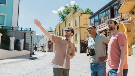 Reiseleiter zeigt Touristen eine Stadt