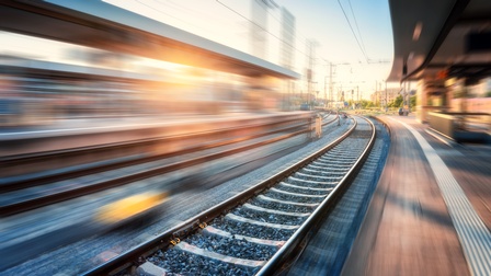 Bahngleis im Fokus, ringsum bewegungsunscharf Bahnsteige