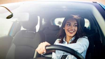 Frau beim Autofahren