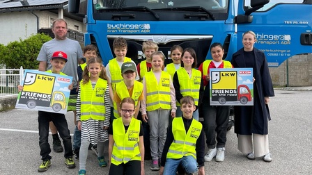 Klassenlehrerin Hannah Vukovich (r.) und Lkw-Fahrer Roland Havlicek (l.) mit den Kindern der 3. Klasse der Volksschule Müllendorf.