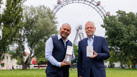 Yogesh Kumar, Maßparfümeur und Helmut Bogner, Obmann des Landesgremium Parfümerie- und Drogerie-Einzelhandel präsentieren „VIENNA – ein Duft für Wien“