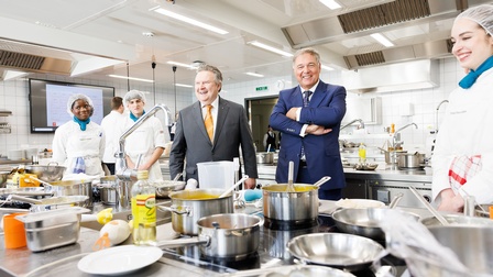 Michael Ludwig und Walter Ruck bei den Prüflingen in der Küche 